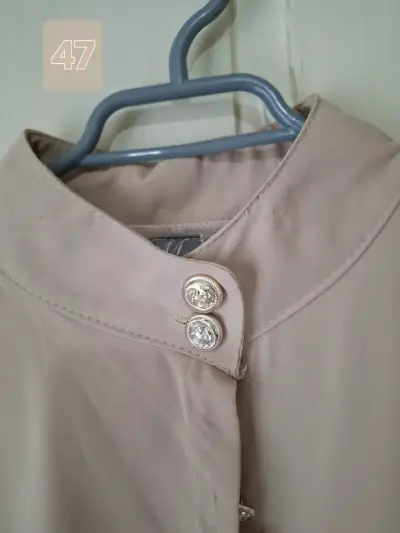 Blusa beige de manga larga con botones decorativos - miniatura 2