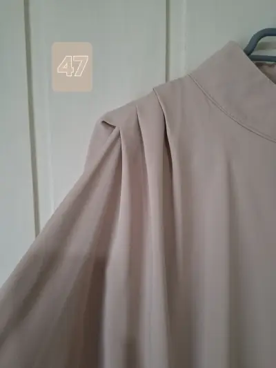 Blusa beige de manga larga con botones decorativos - miniatura 3