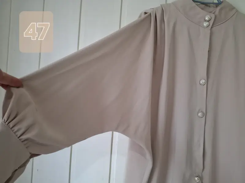 Blusa beige de manga larga con botones decorativos - 4