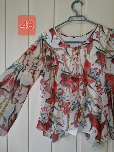 Blusa floral transparente - miniatura 1