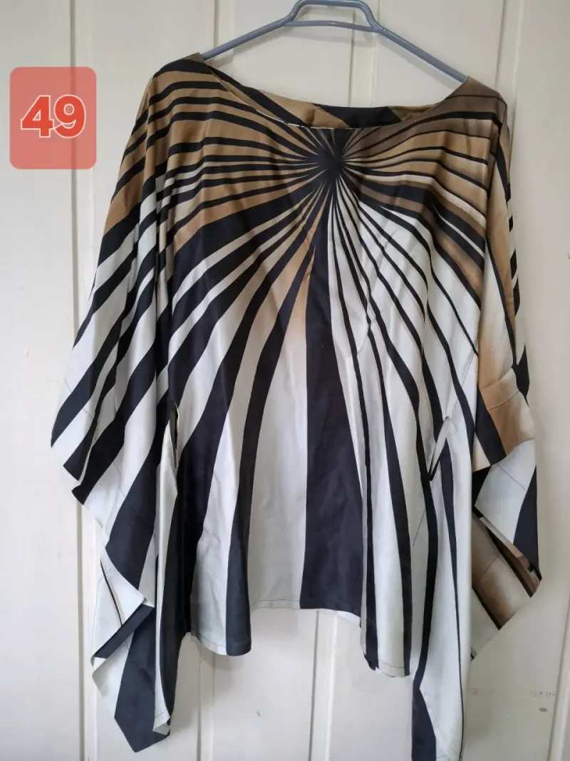Blusa estampada de rayas en tonos marrón y negro - 1