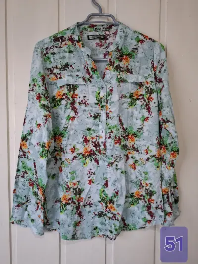 Blusa floral de mujer con estampado colorido - miniatura 1