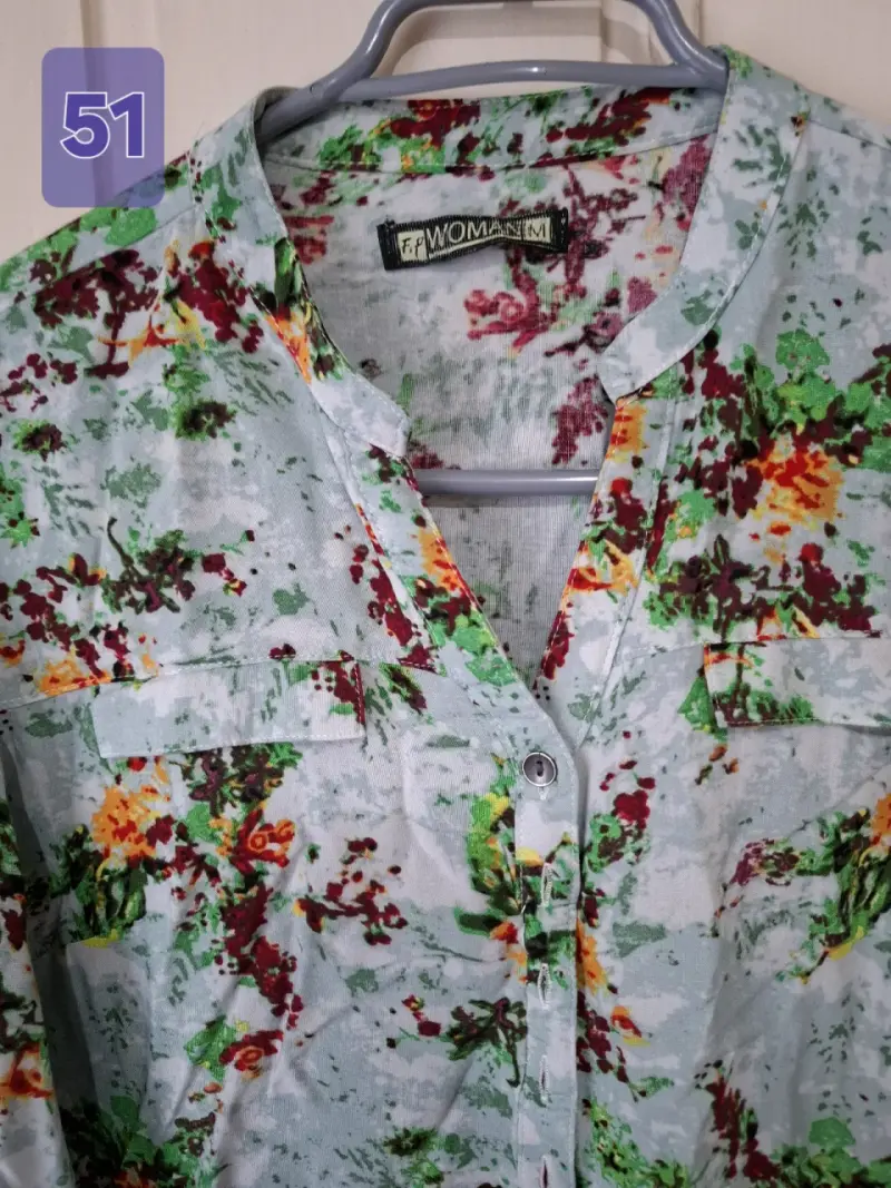 Blusa floral de mujer con estampado colorido - 2
