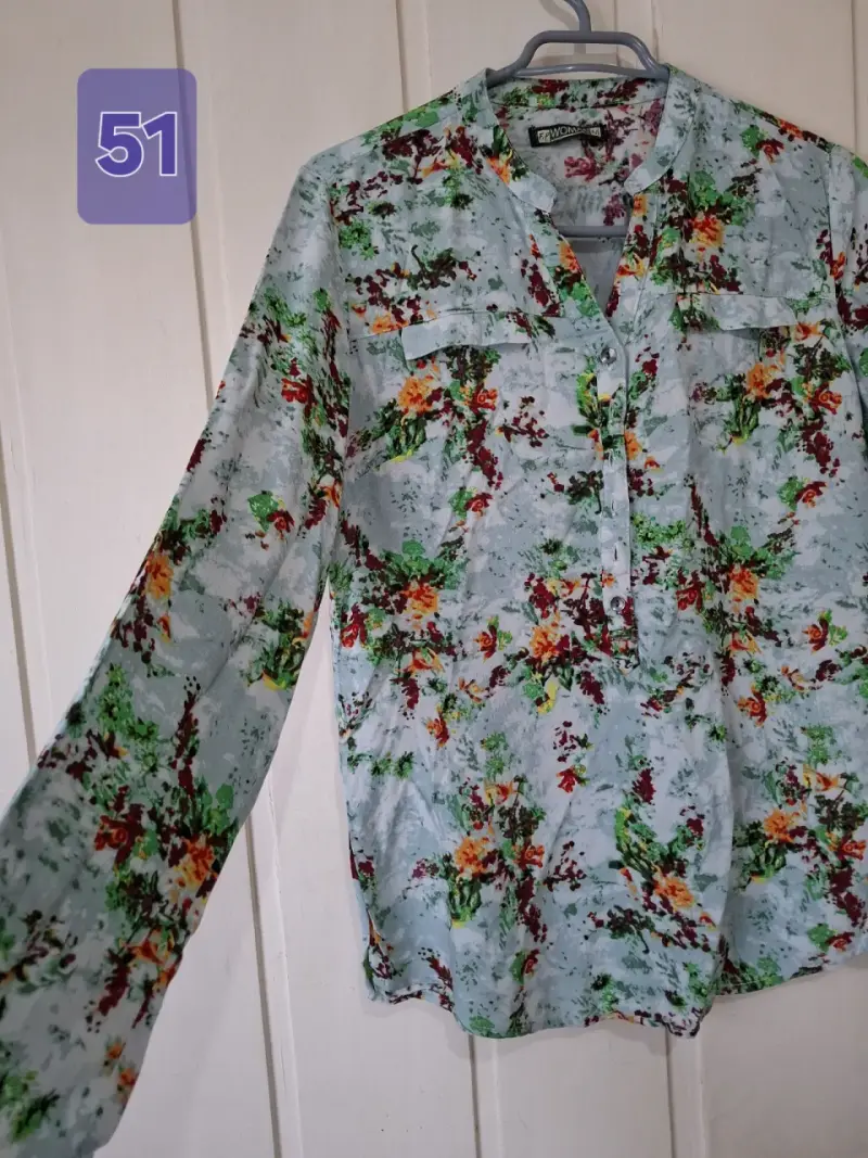 Blusa floral de mujer con estampado colorido - 3