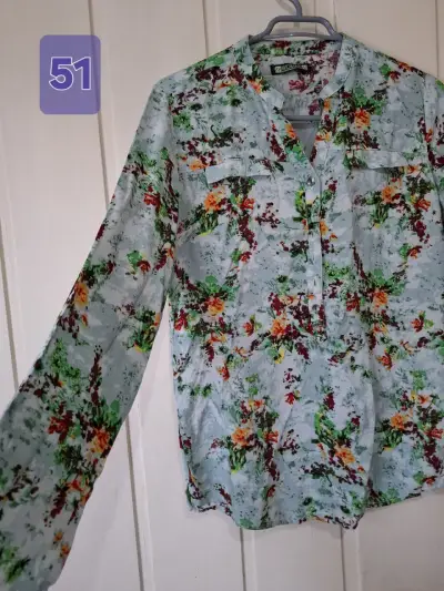 Blusa floral de mujer con estampado colorido - miniatura 3