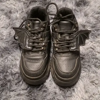 Zapatillas negras con alas de murciélago - miniatura 1