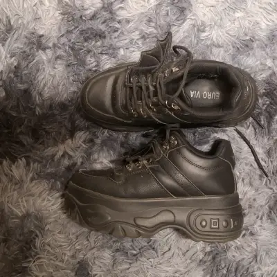 Zapatillas negras con alas de murciélago - miniatura 2