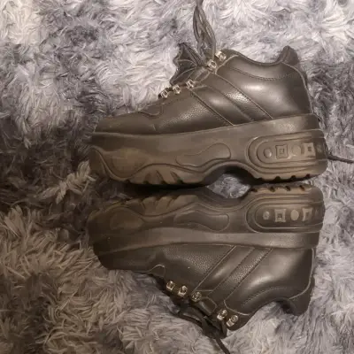 Zapatillas negras con alas de murciélago - miniatura 3