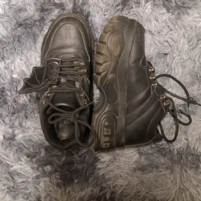 Zapatillas negras con alas de murciélago - miniatura 4