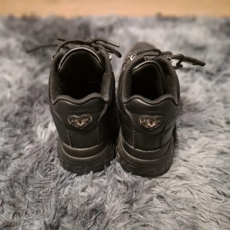 Zapatillas negras con alas de murciélago - 5