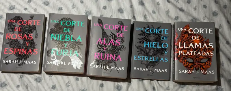 Colección 'Una Corte de Rosas y Espinas'
