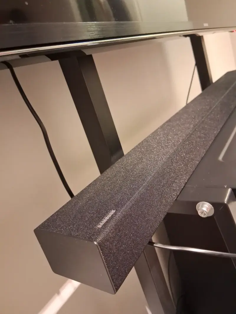 Televisor Samsung con barra de sonido y subwoofer - 4