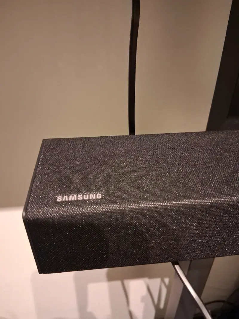 Televisor Samsung con barra de sonido y subwoofer - 10
