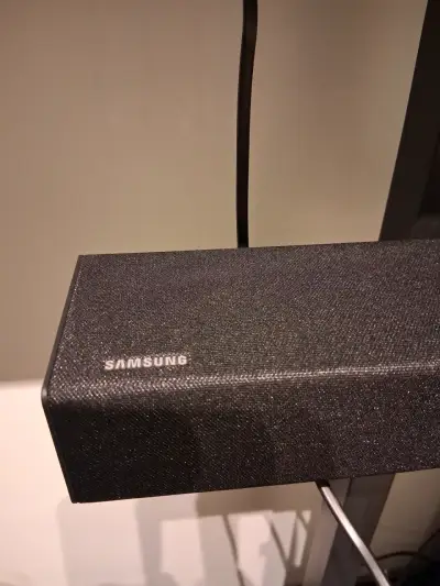 Televisor Samsung con barra de sonido y subwoofer - miniatura 10