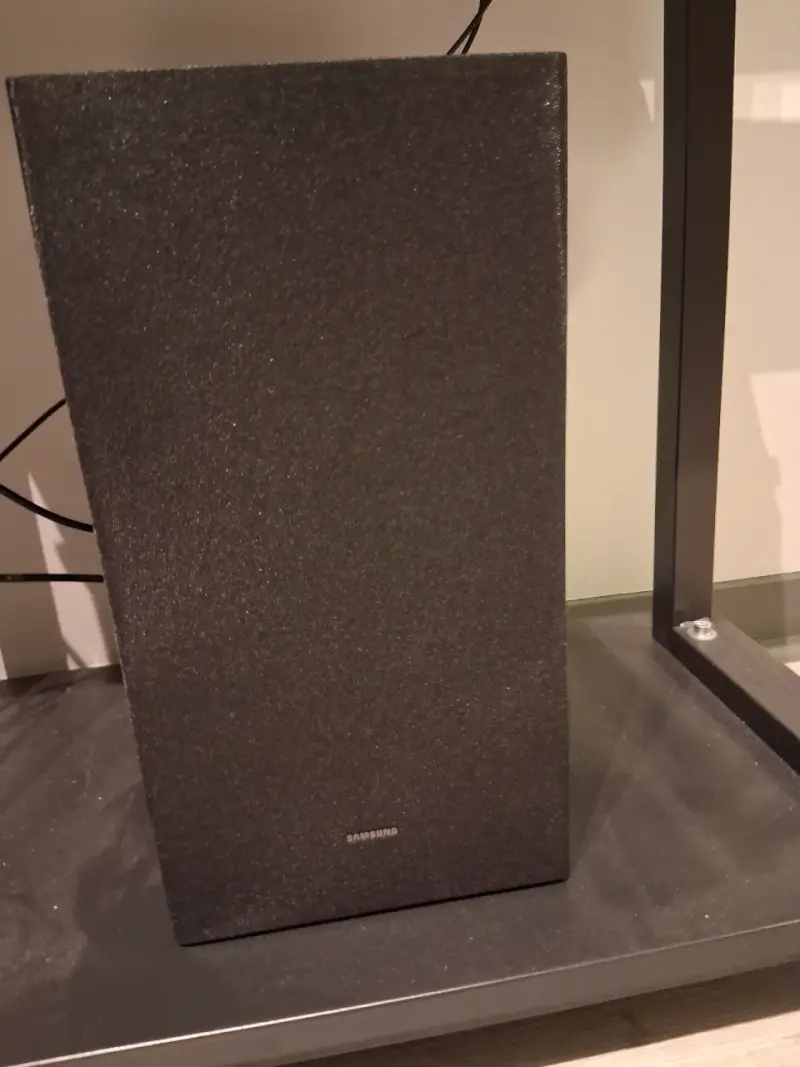 Televisor Samsung con barra de sonido y subwoofer - 11