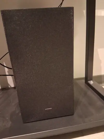 Televisor Samsung con barra de sonido y subwoofer - miniatura 11