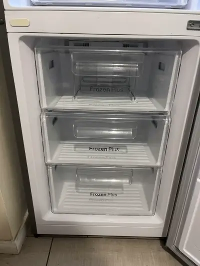 Refrigerador Daewoo Smart Cooling con Dispensador de Agua - miniatura 2
