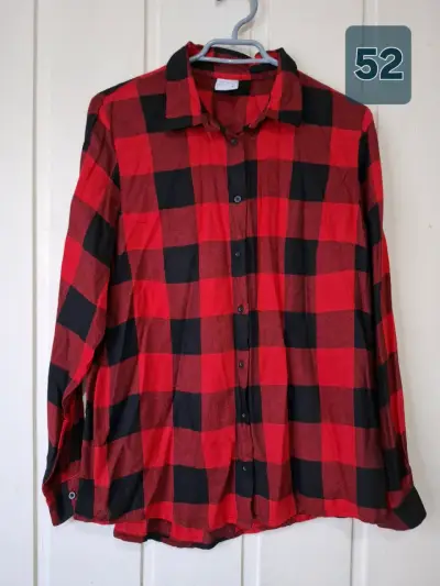 Camisa de franela a cuadros rojos y negros - miniatura 1