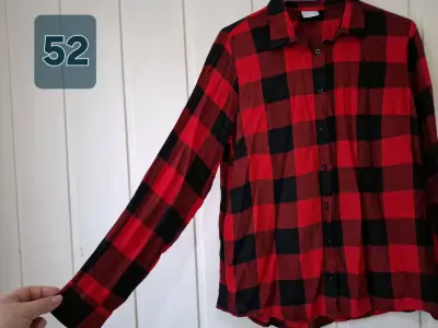 Camisa de franela a cuadros rojos y negros - miniatura 3