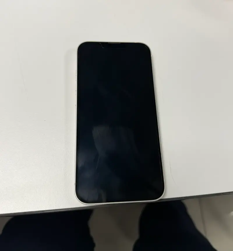 iPhone 13 blanco en buen estado