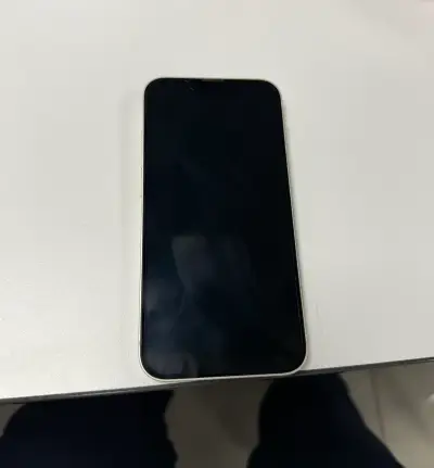 iPhone 13 blanco en buen estado - miniatura 1