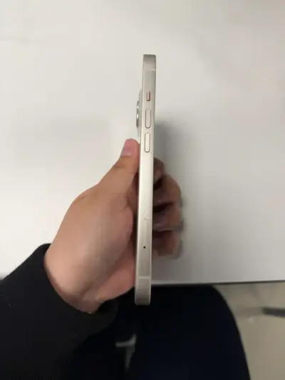 iPhone 13 blanco en buen estado - miniatura 4