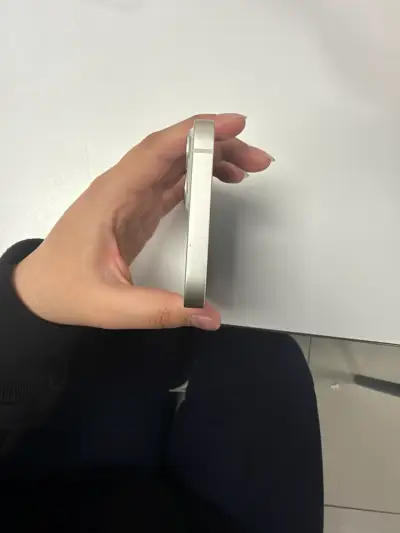 iPhone 13 blanco en buen estado - miniatura 5