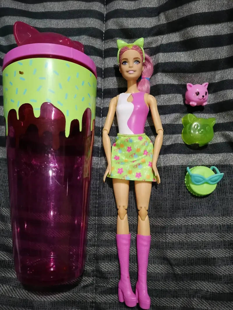 Muñeca con accesorios y vaso temático