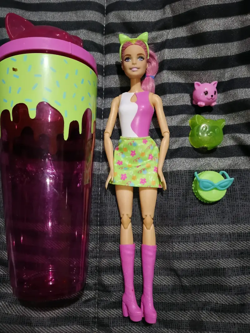 Muñeca con accesorios y vaso temático - 2