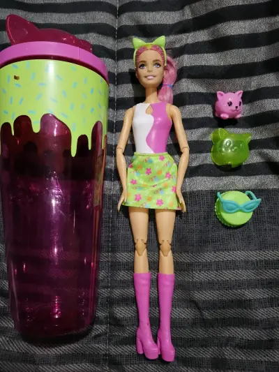 Muñeca con accesorios y vaso temático - miniatura 2
