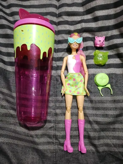 Muñeca con accesorios y vaso temático - miniatura 3