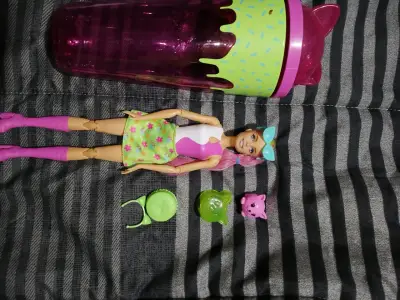 Muñeca con accesorios y vaso temático - miniatura 4