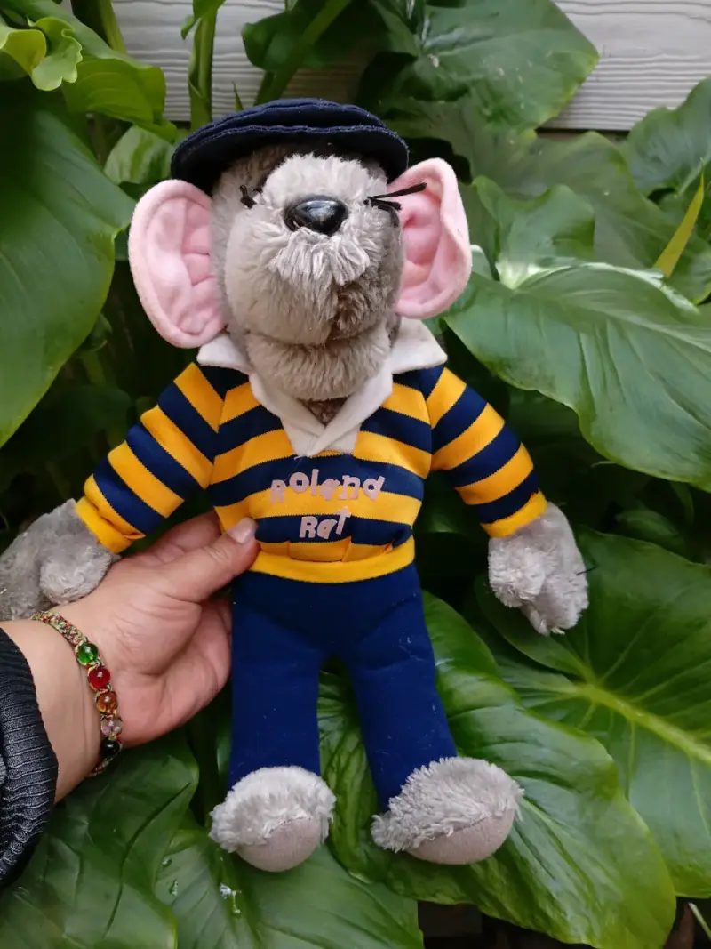 Peluche Roland Rat con ropa a rayas