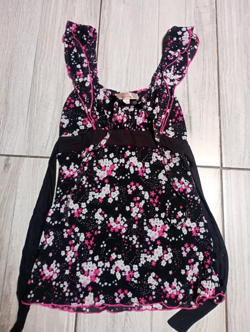 Blusa floral negra con volantes Tatienne