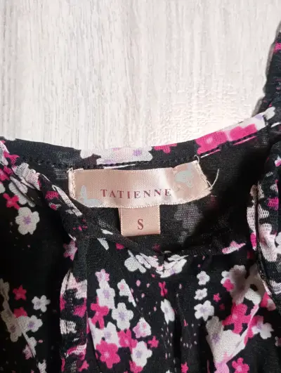 Blusa floral negra con volantes Tatienne - miniatura 3