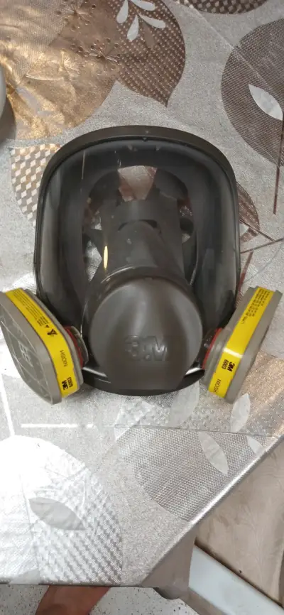 Máscara respiratoria 3M con filtros intercambiables - miniatura 1