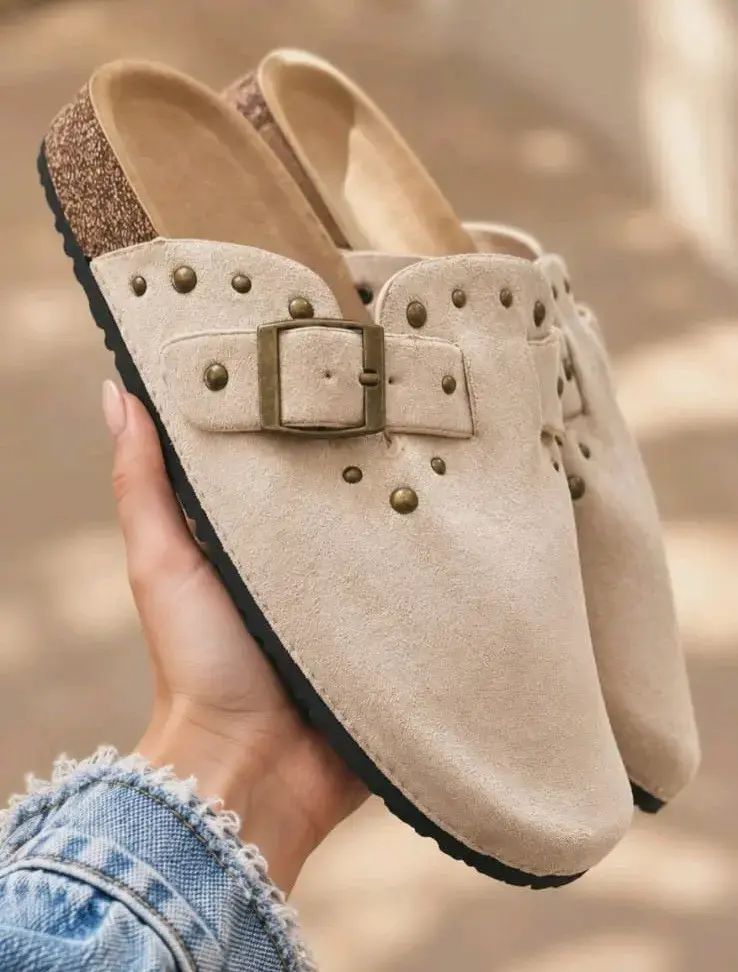 Zuecos beige con hebilla y tachuelas