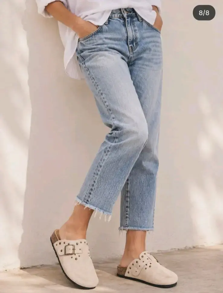 Zuecos beige con hebilla y tachuelas - 2