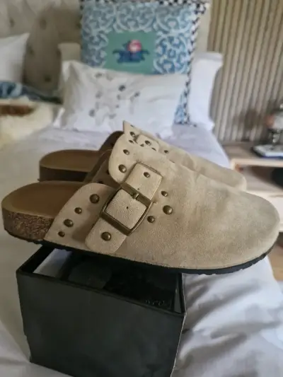 Zuecos beige con hebilla y tachuelas - miniatura 3