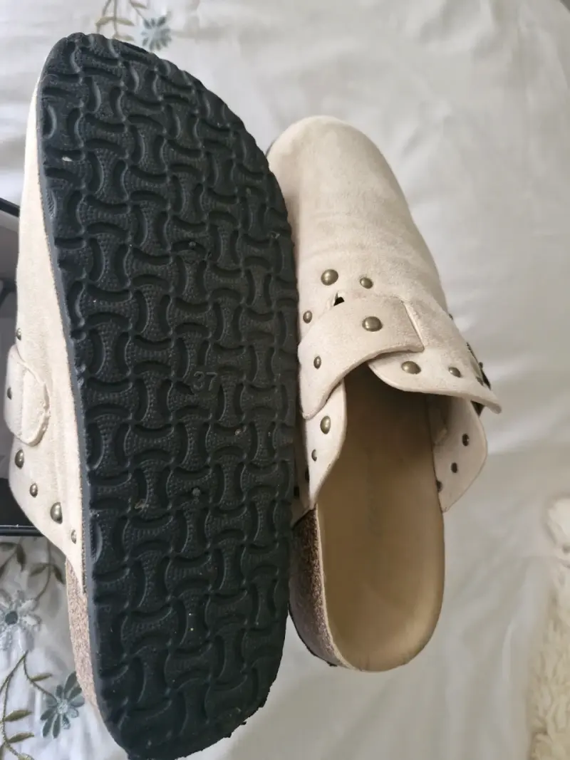 Zuecos beige con hebilla y tachuelas - 5