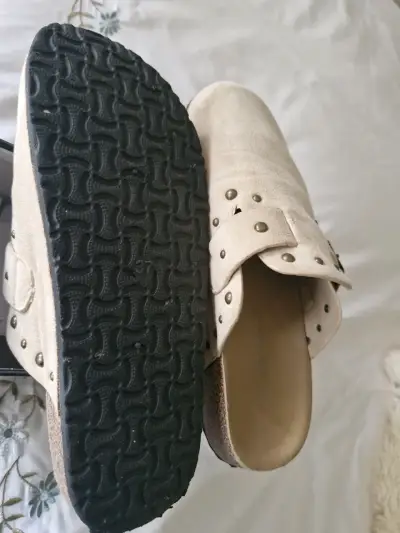 Zuecos beige con hebilla y tachuelas - miniatura 5