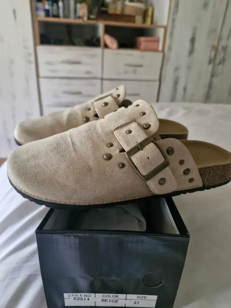 Zuecos beige con hebilla y tachuelas - 6