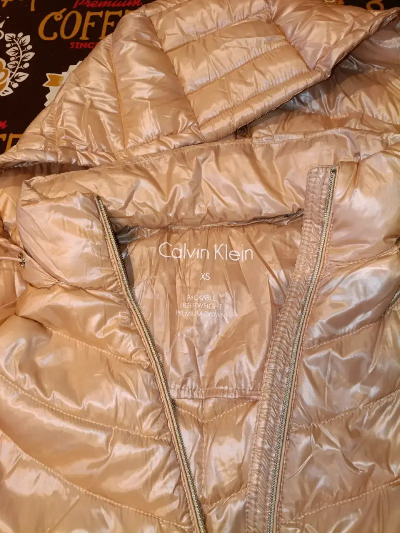 Chaqueta Calvin Klein dorada con capucha - 2