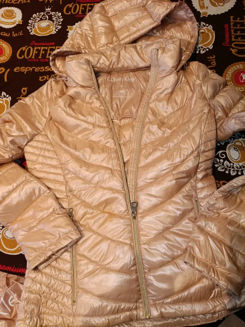 Chaqueta Calvin Klein dorada con capucha - 3