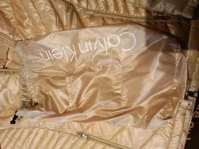 Chaqueta Calvin Klein dorada con capucha - miniatura 5