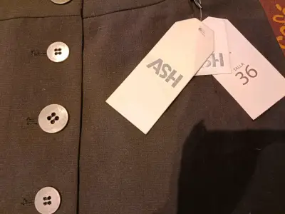 Falda corta negra con botones ASH talla 36 - miniatura 3