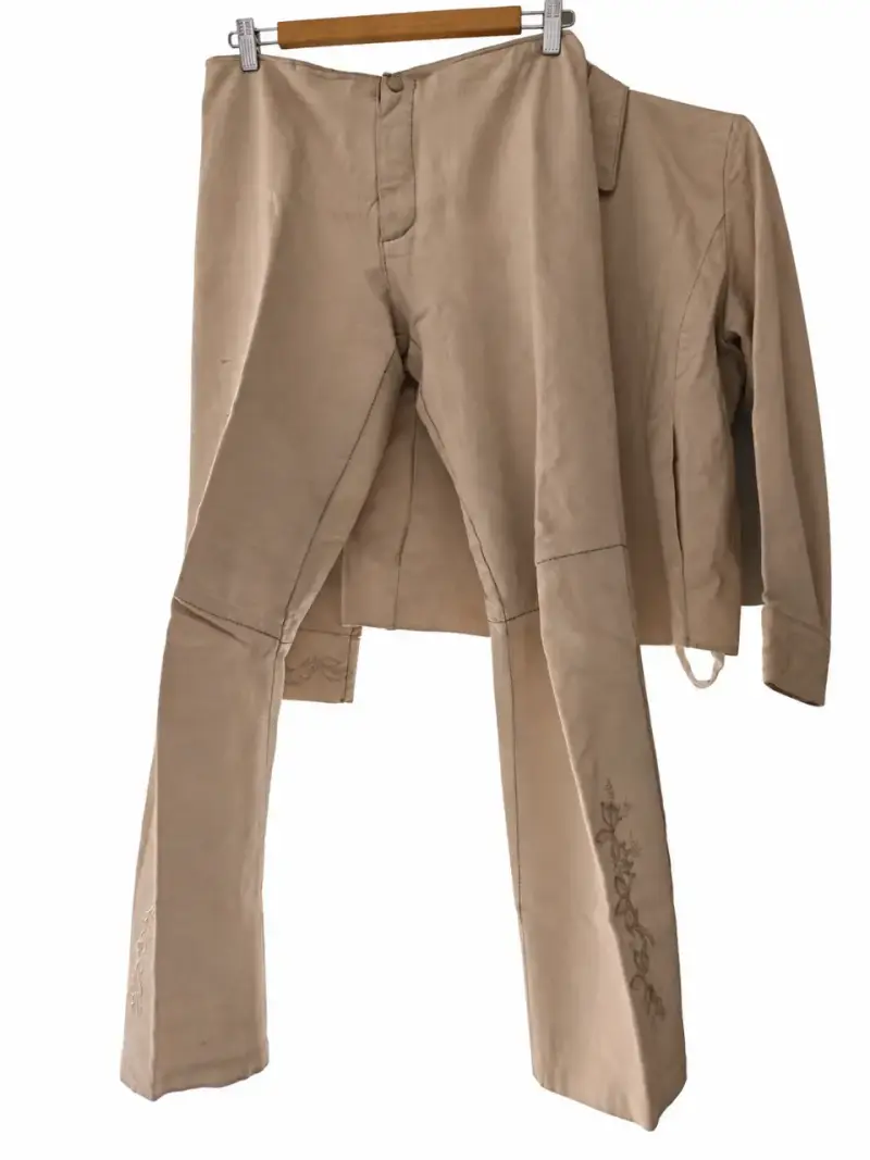 Conjunto de pantalón y chaqueta beige con bordado floral