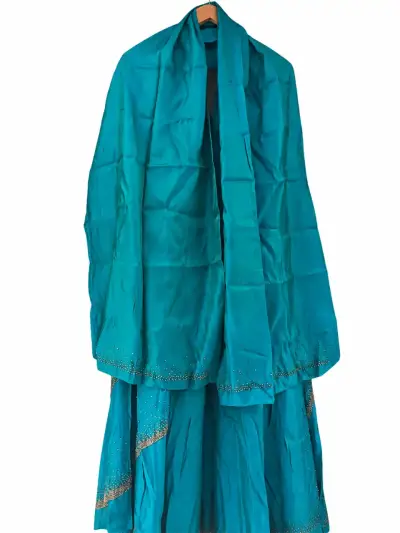 Vestido tradicional turquesa con detalles bordados - miniatura 1