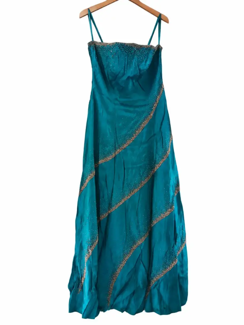 Vestido tradicional turquesa con detalles bordados - 2