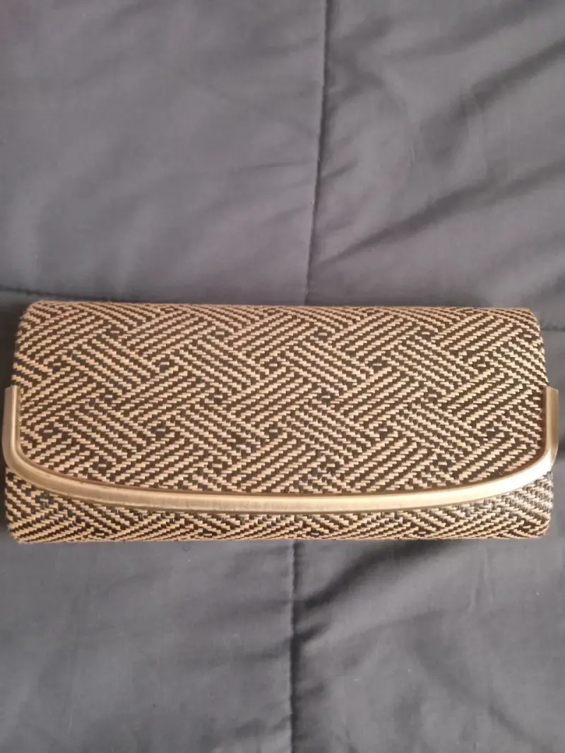 Cartera de mano tejida elegante